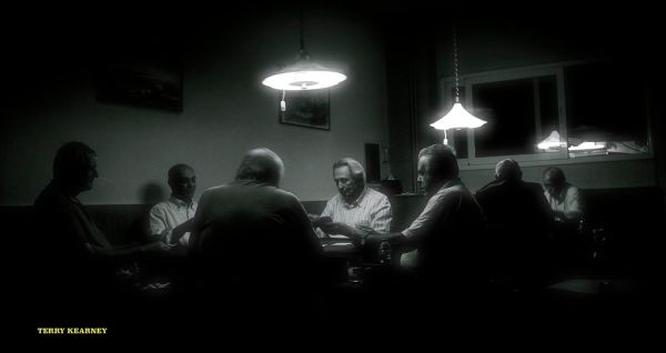 https://www.reddit.com/r/poker/comments/1u6pvxh/best_way_to_learn_poker_long_term/ - 长期提升德州扑克水平的最佳路径：从数学到实战的系统化学习