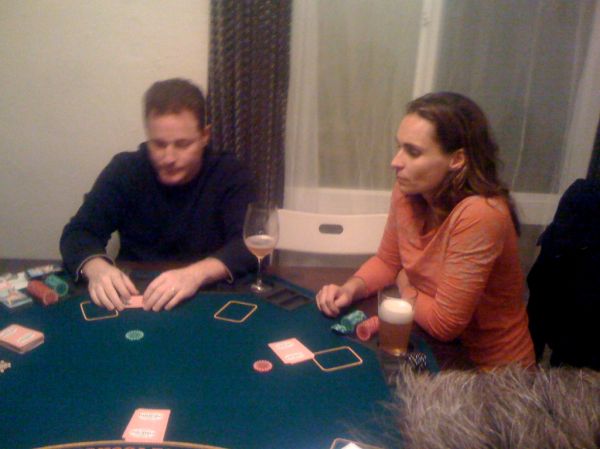 https://www.reddit.com/r/poker/comments/1u6pvxh/best_way_to_learn_poker_long_term/ - 长期提升德州扑克水平的最佳路径：从数学到实战的系统化学习